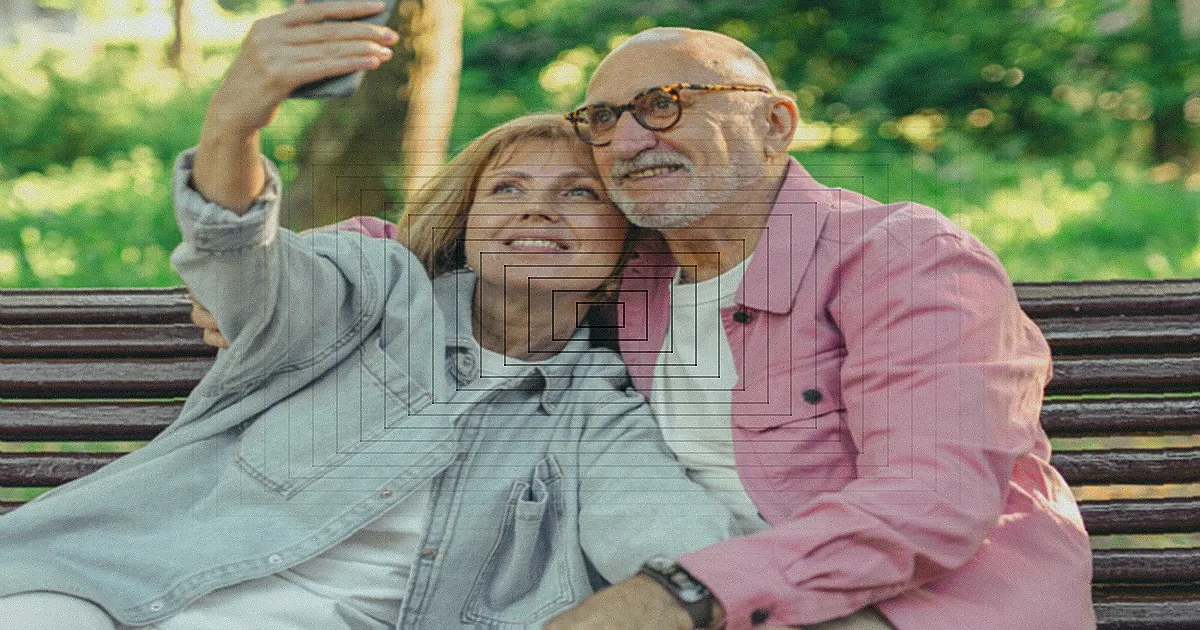 Senior couple enjoying a peaceful moment on a park bench in an urban setting with cars and greenery. — Foto: Tamara Delfino / Pexels