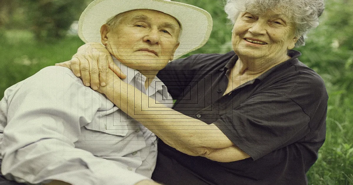 A happy senior couple sitting on a bench, enjoying the outdoors in black and white. — Foto: Tamara Delfino / Pexels