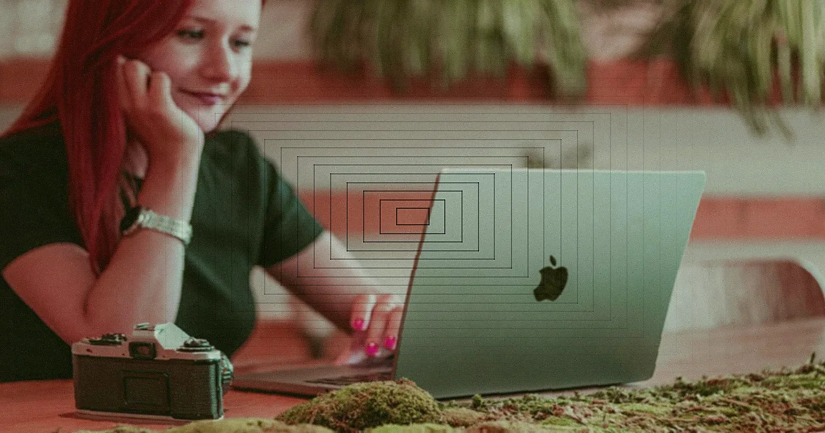 Hands typing on MacBook Air with Google search open, coffee nearby. — Foto: Pixabay / Pexels