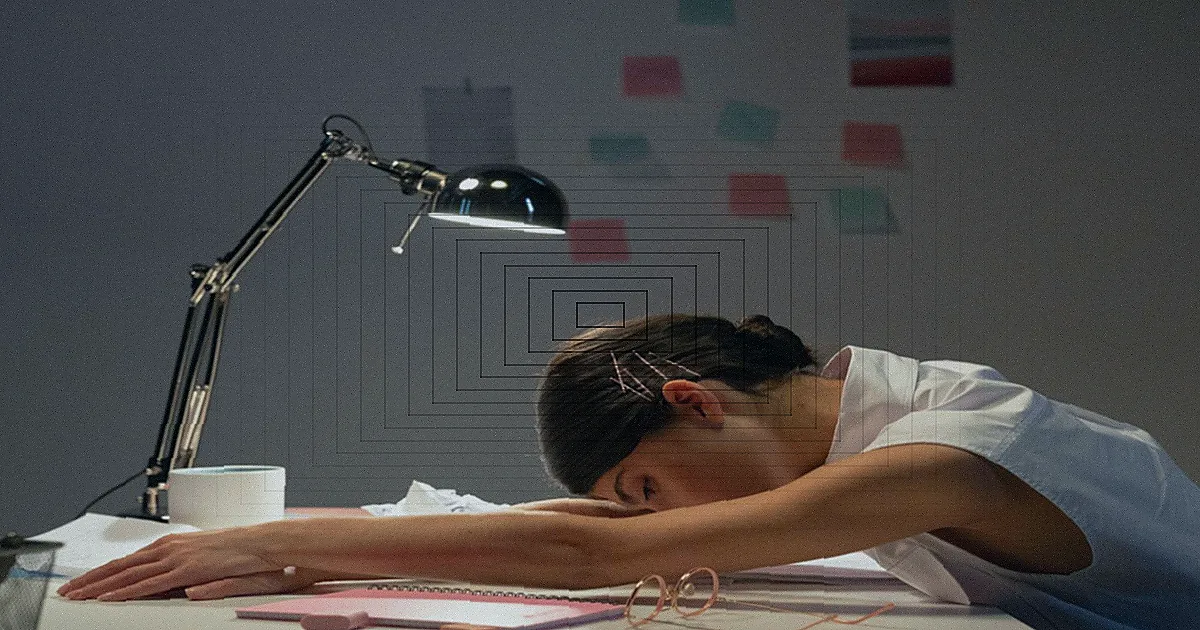 Woman resting on a couch with laptop, surrounded by papers, depicting stressed remote work lifestyle. — Foto: www.kaboompics.com / Pexels