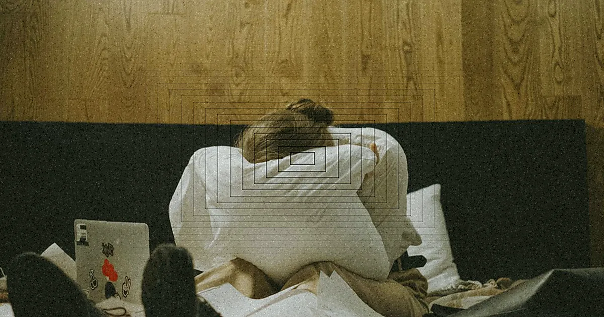 Tired woman with closed eyes lying by laptop and papers after work. — Foto: AI25.Studio  AI GENERATIVE / Pexels