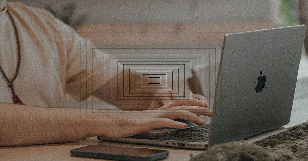 Freelancer working outdoors on a laptop, exemplifying digital nomad lifestyle in a city environment. — Foto: Andrea Piacquadio / Pexels