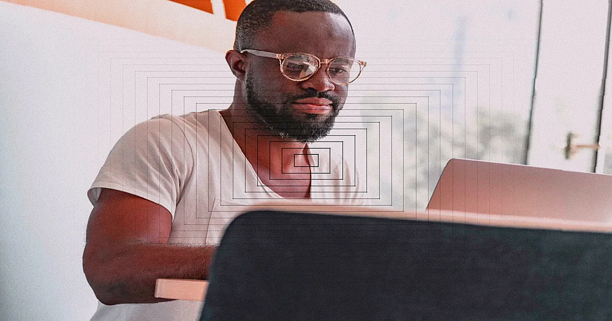 Focused man wearing headphones using a laptop for remote work in a modern office setting. — Foto: Gustavo Fring / Pexels