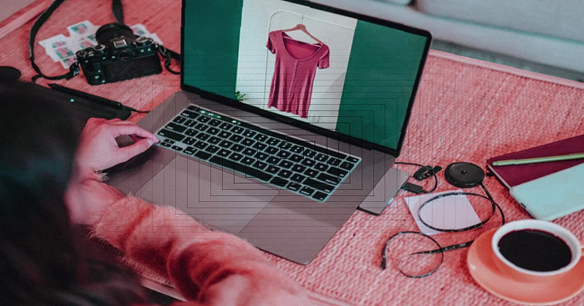 Close-up of a person working on a laptop with graphic design software. — Foto: Danik Prihodko / Pexels