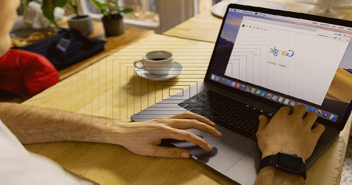 From above anonymous person typing on laptop while sitting at table and working on design project in contemporary workspace with notebook — Foto: Ketut Subiyanto / Pexels